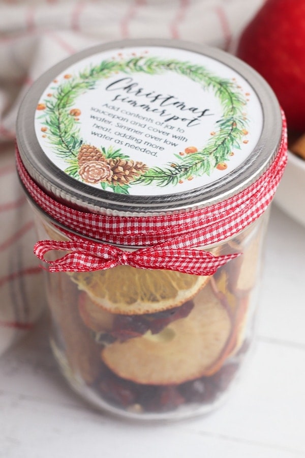 Christmas stovetop potpourri jar with a printable lid label